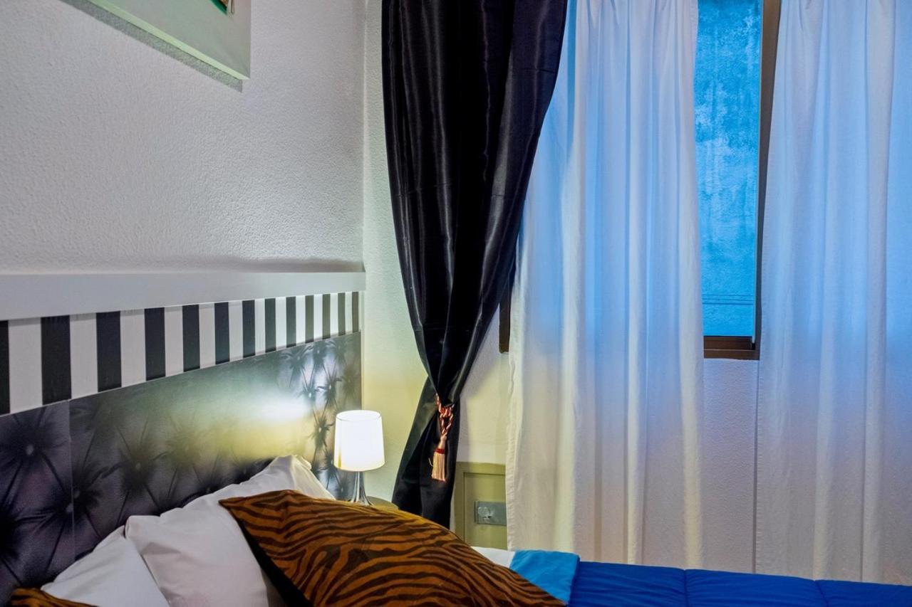 La Reina De Gran Via - Parking Tph Bed and Breakfast Madrid Exteriör bild